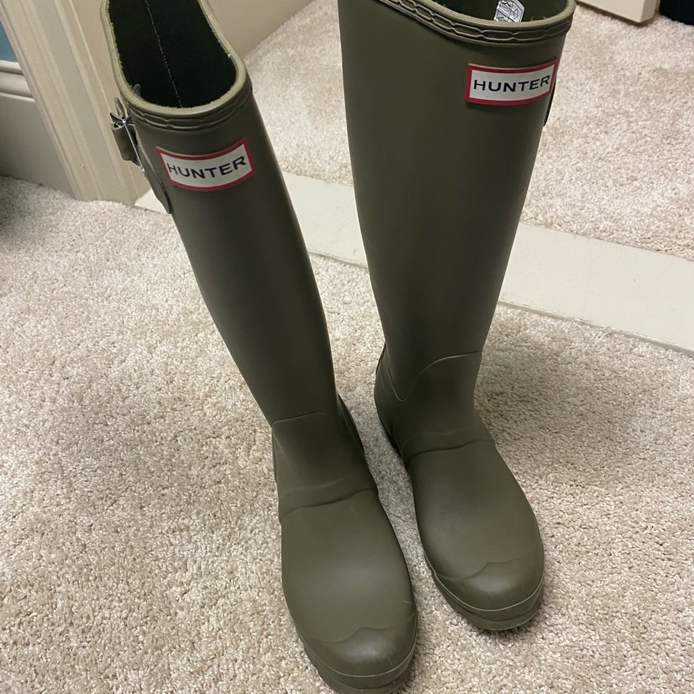 Green hunter rain boots. In good condition. Size 6 female